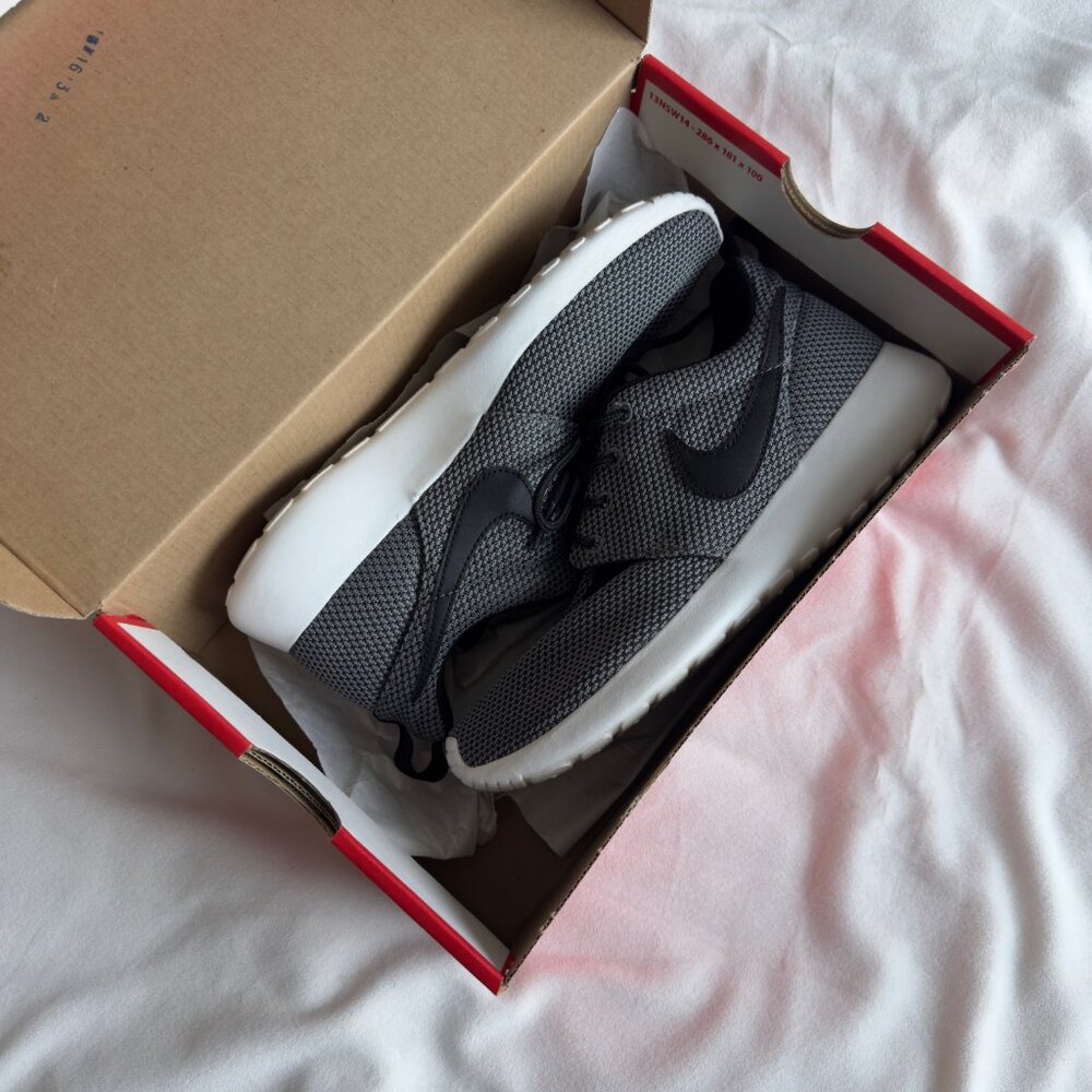 Nike Rosherun (GS) Cool Grey/Black/White Size 4.5Y
